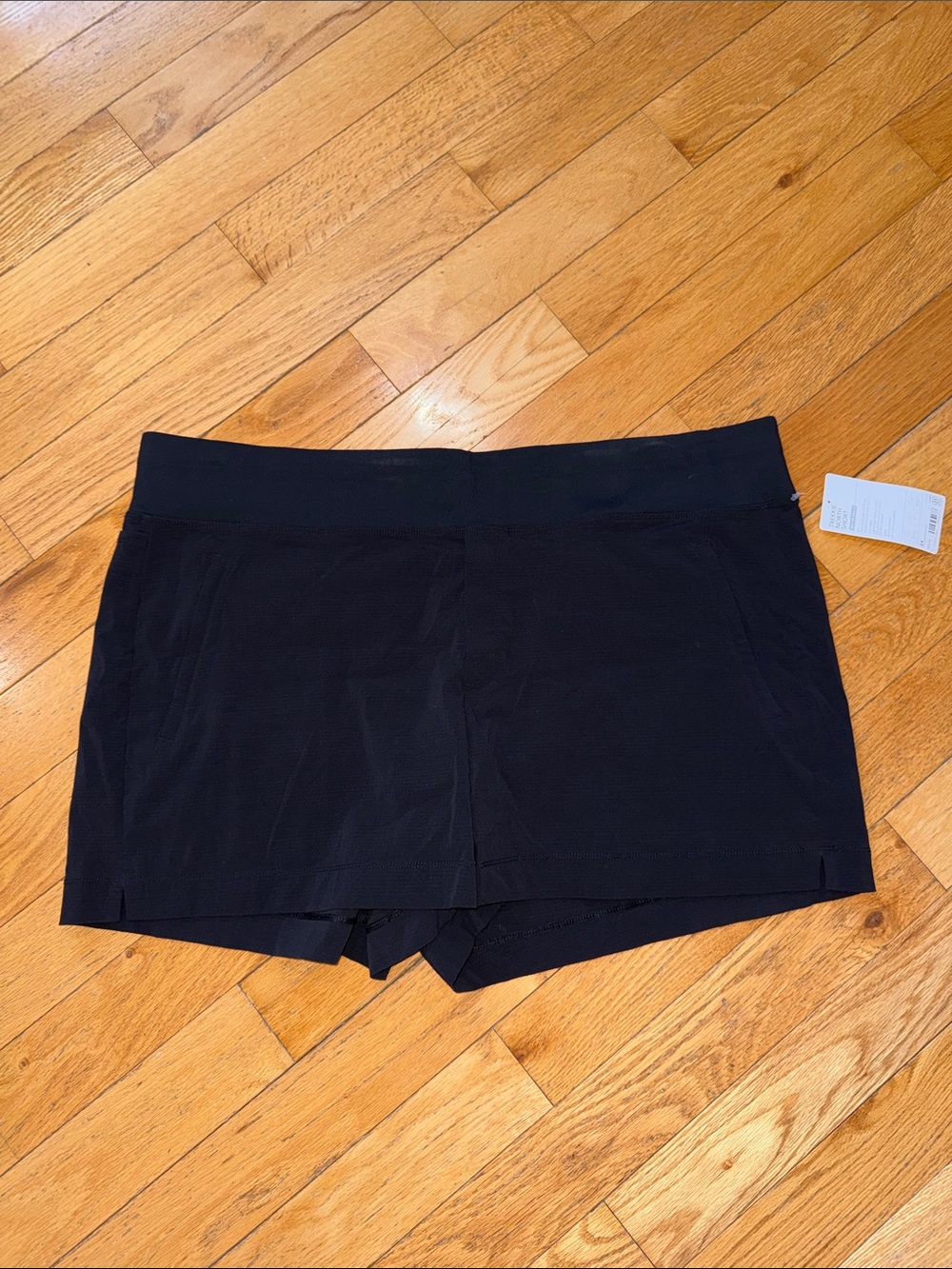 NWT Athleta Trekkie North Short size 24